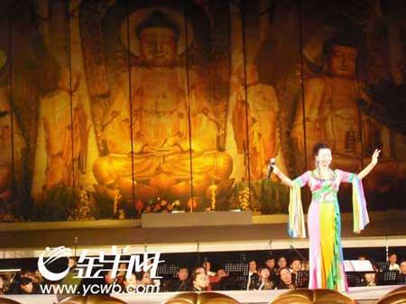 中国著名红歌星杨小琳在晚会上献唱歌曲