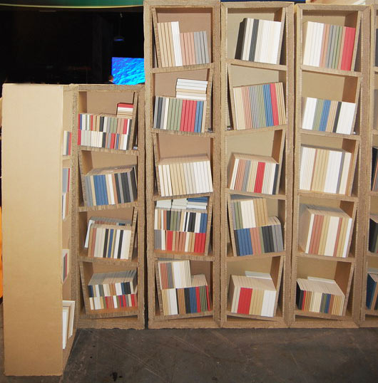 用回收的纸箱上的硬纸板做成的书架
